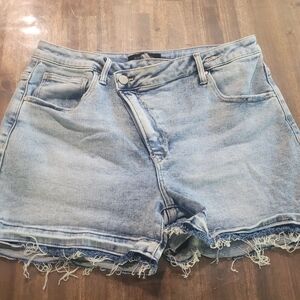 Light Wash Womens Size 1X Risen Jean Shorts